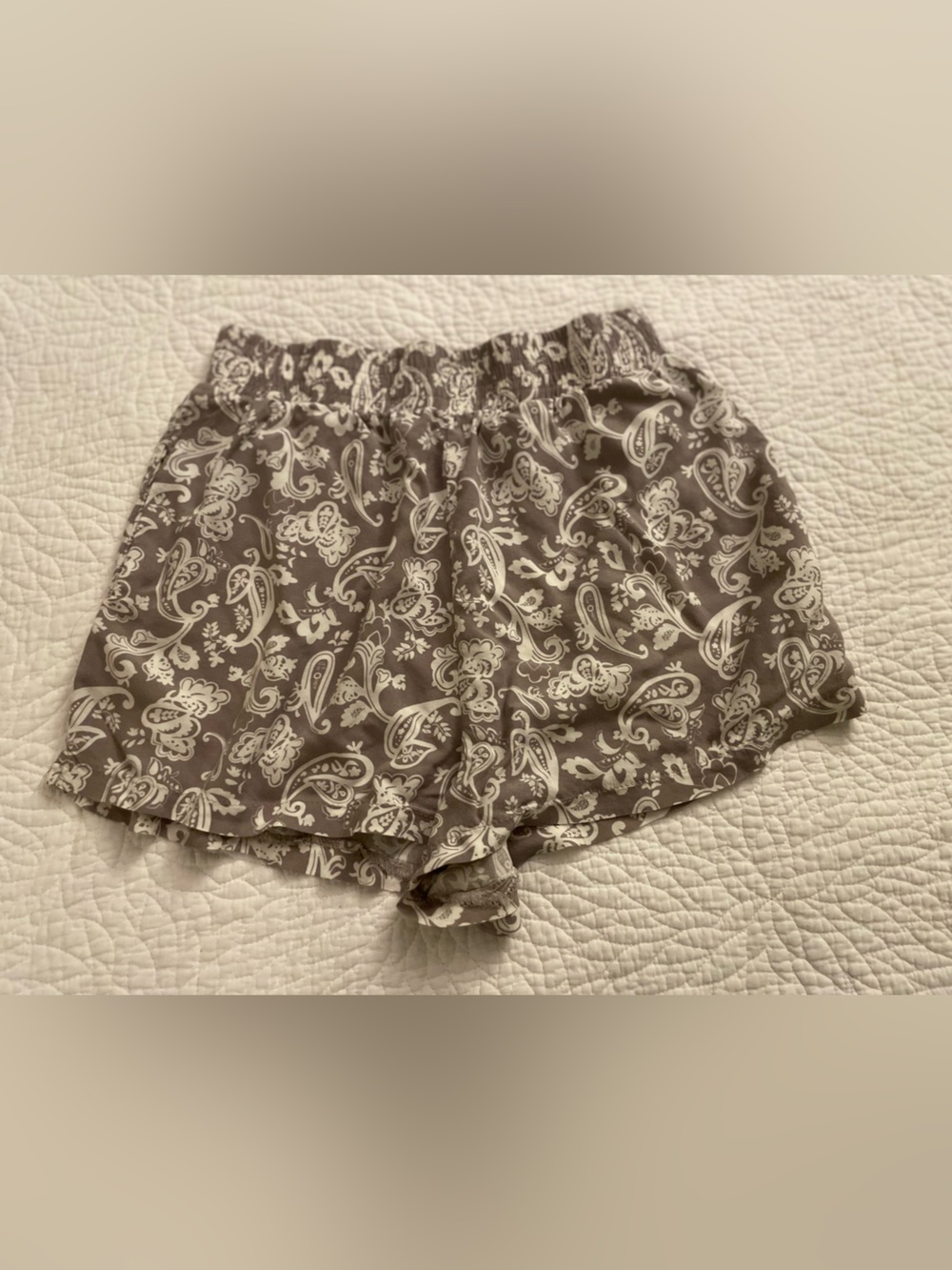 Women’s House of Harlow Taupe Paisley  Shorts Size Medium (fits smaller).